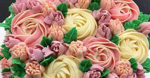 AlisonBushell's tweet photo. #sugarcraftclasses #glutenfree #buttercream #russiannozzles https://t.co/F1Q1RrsY8V