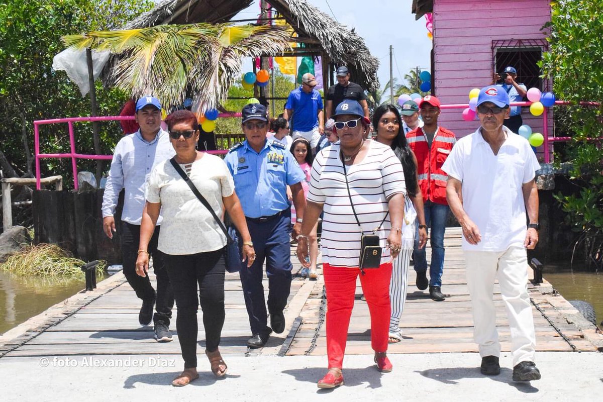 CarazoRevolucio's tweet photo. #Nicaragua
Autoridades Municipales de la Alcaldía de #Bluefields en el #CaribeSur Inaugura las mejoras realizadas al muelle ubicado en la Playa de el Puerto #ElBluff para brindar mayor seguridad al tránsito por la zona de los veraneantes
#UnidosEnVictorias #OfensivaMoral https://t.co/x503TgTEDz