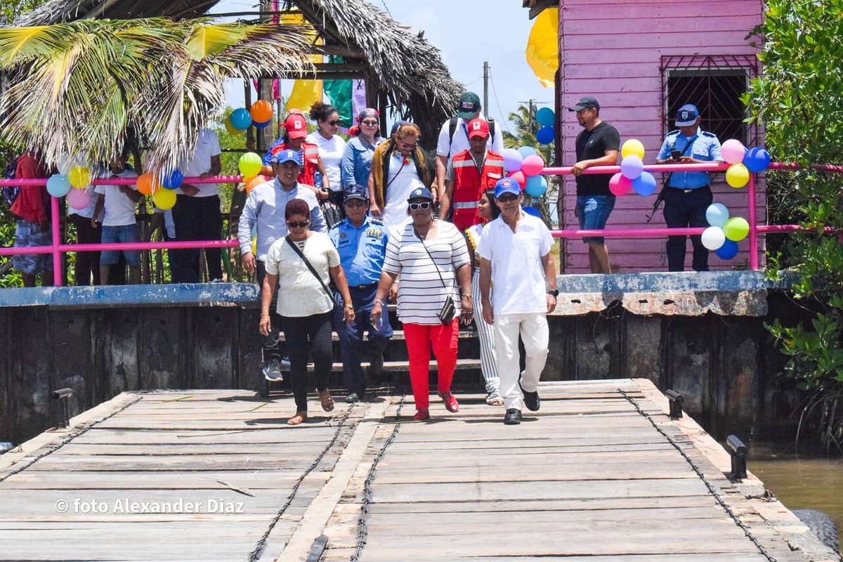 CarazoRevolucio's tweet photo. #Nicaragua
Autoridades Municipales de la Alcaldía de #Bluefields en el #CaribeSur Inaugura las mejoras realizadas al muelle ubicado en la Playa de el Puerto #ElBluff para brindar mayor seguridad al tránsito por la zona de los veraneantes
#UnidosEnVictorias #OfensivaMoral https://t.co/x503TgTEDz