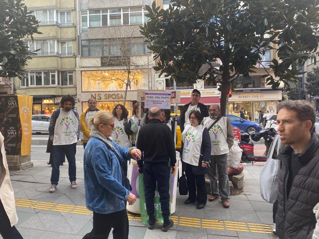 dempartisisli's tweet photo. Bugün Nişantaşı Yargıcı önündeki standımızda halkımızı sandıkları korumak için gönüllü olmaya çağırdık. Birleşe birleşe kazanmak için! https://t.co/5xQ1Z6kZcT
