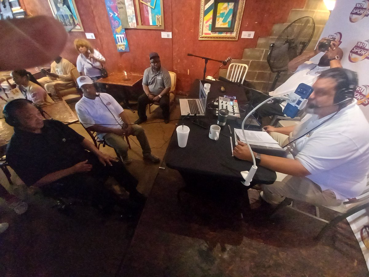 RALPHTIGERX's tweet photo. Some of the faces at the live
Devan Wade Sports Show on KTSU 90.9 FM st the Breakfast Klub .Rev.Jesse Jackson was part of the program after a big breakfast. 4/1/2023.Great to be part of it. https://t.co/fmEOtyyX8E