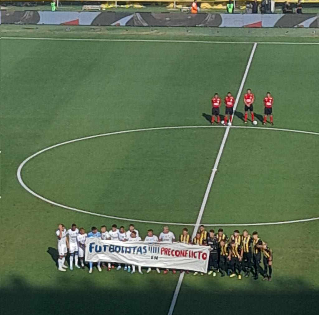 Fiorella_73's tweet photo. Futbolistas en preconflicto.
#MUFP #MutualUruguayadeFutbolistasProfesionales #clasico #futboluruguayo https://t.co/2lWnlPW2XG