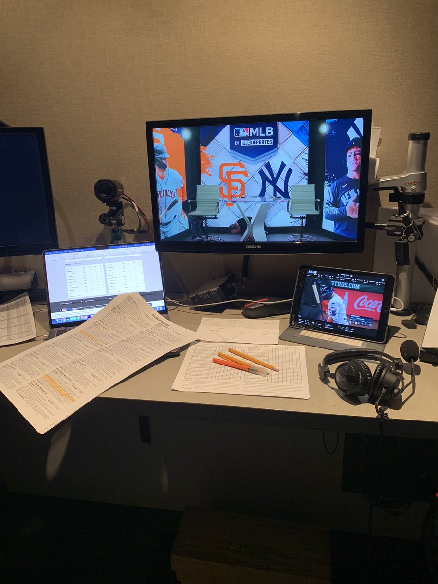 carlitosalvarez's tweet photo. Mi oficina hoy!! Giants vs Yankees por @foxdeportes junto al brother @EdgarGlezSabin. Comentarios o preguntas durante el partido? Aquí 👍🏾 #MLBenFD!! ⚾️🔥🙏🏾 https://t.co/HPpwVcmihJ