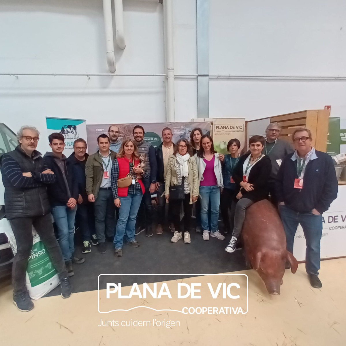 coplanadevic's tweet photo. Avui membres de la Cooperativa hem engegat el @MercatRam !
Tenim un estand a dins del Recinte Firal a la zona de pinsos on ens podeu venir a veure! 

Bon Mercat del Ram! #vic #cooperativa https://t.co/FPFSp3JCL6