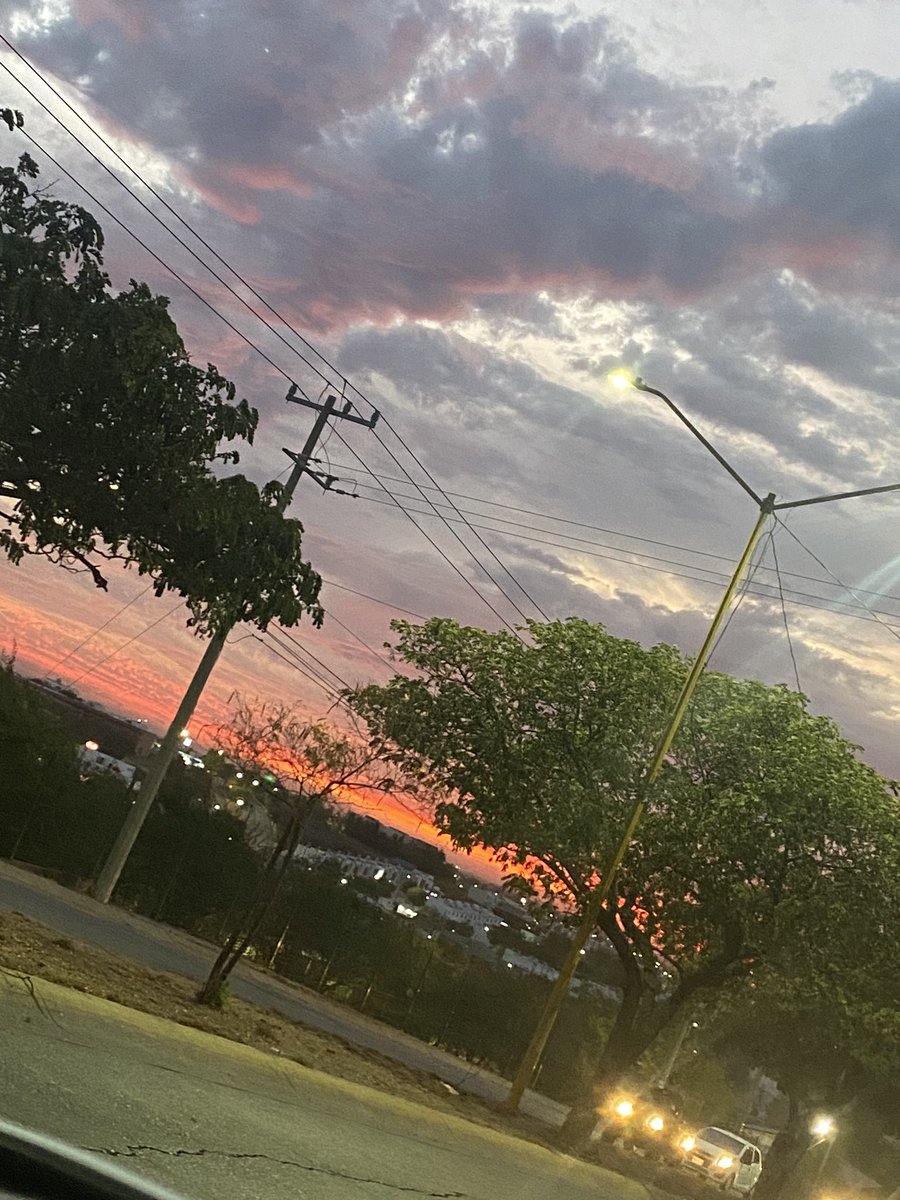 Maralihi's tweet photo. @Exulansista Hermosos atardeceres en Culiacán, Sinaloa desde el fraccionamiento Santa Fe 😘🌅🌆 https://t.co/PHuTlKYDJq