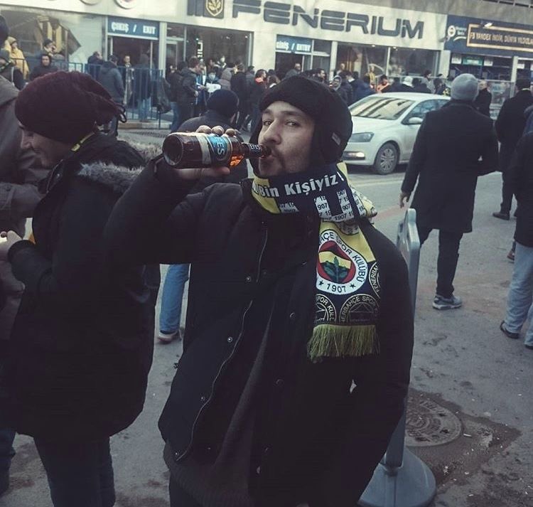 Saian hiç vazgeçmedi ki Rap'ten 
Bir de sarının yanındaki lacivertten…