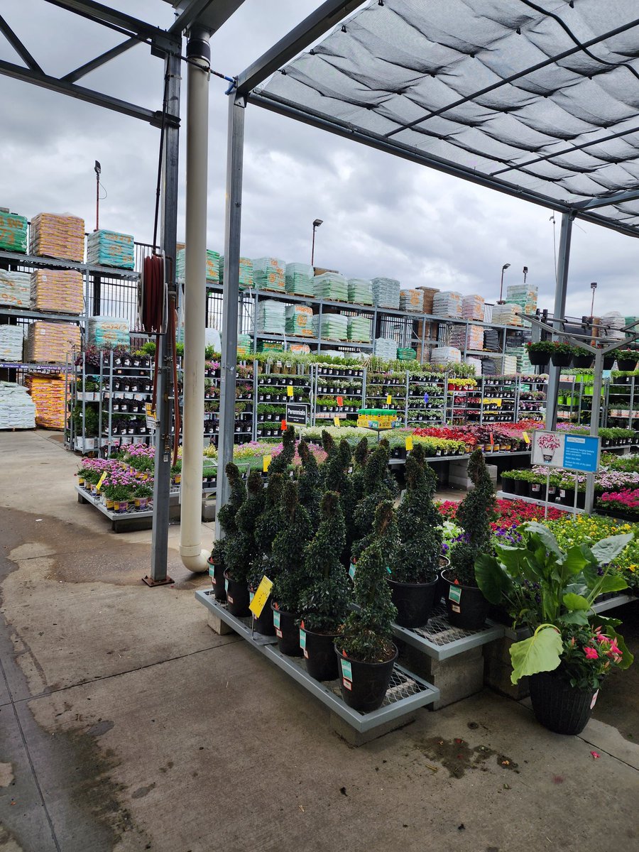 EdgarFuller28's tweet image. Looks like spring is here big thanks to our home depot team for getting us ready for a beautiful and busy season.