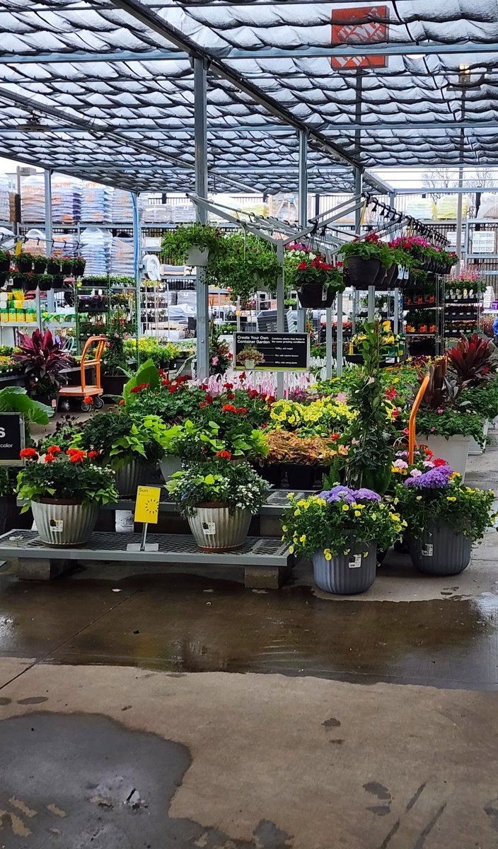 EdgarFuller28's tweet image. Looks like spring is here big thanks to our home depot team for getting us ready for a beautiful and busy season.