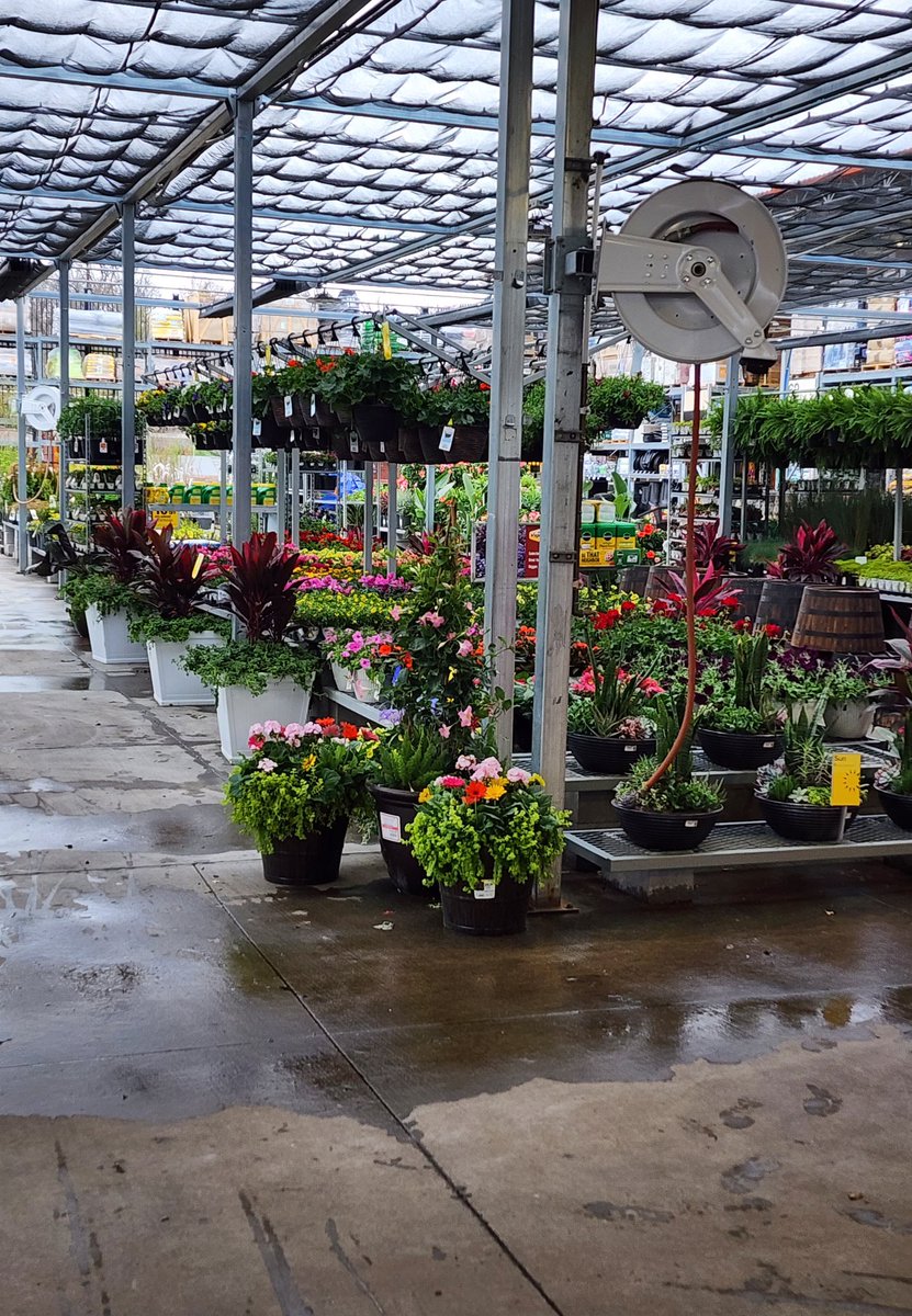 EdgarFuller28's tweet image. Looks like spring is here big thanks to our home depot team for getting us ready for a beautiful and busy season.