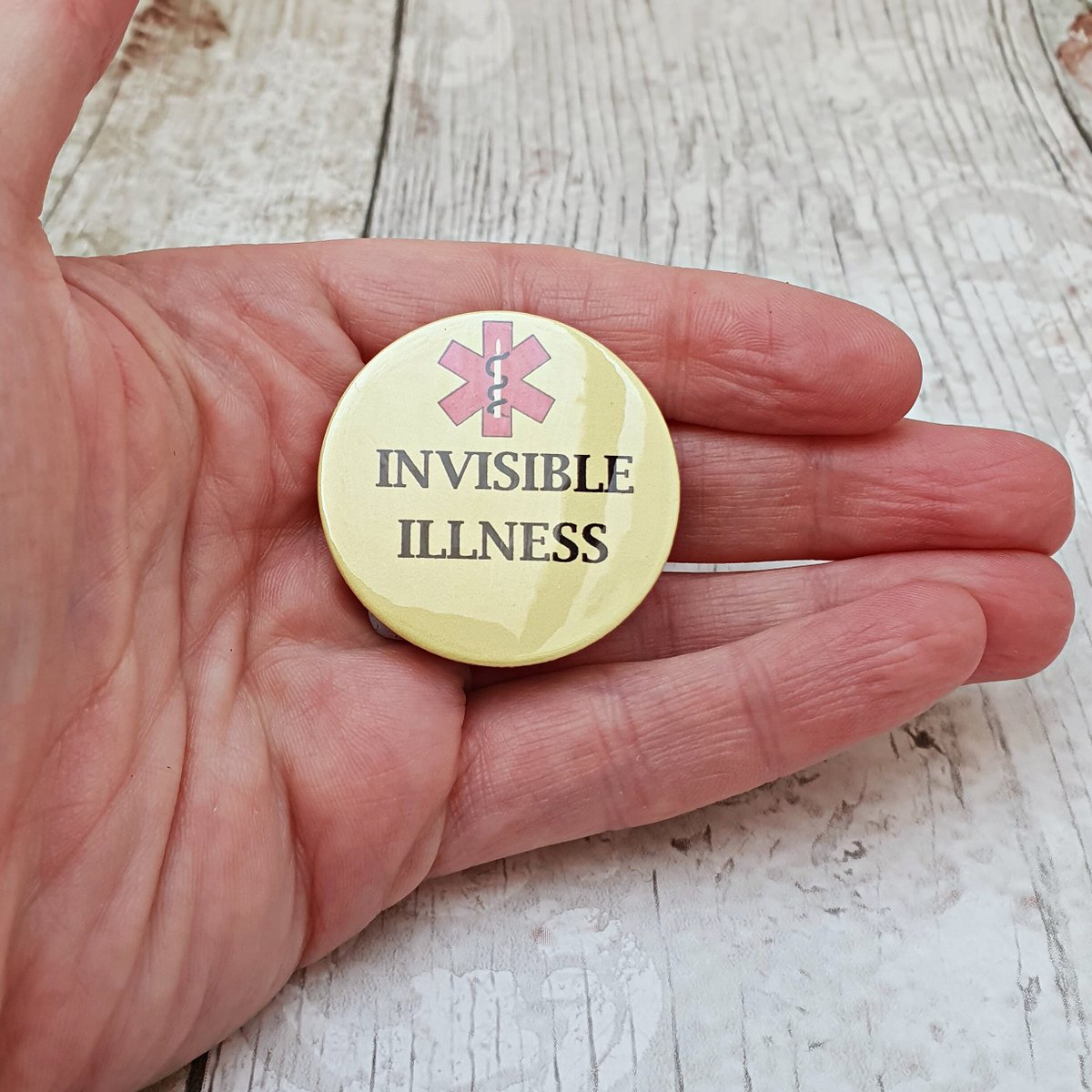 martisanne's tweet image. Invisible illness badge, hidden disability, social anxiety, fibromyalgia, mental health, neurodiverse, chronic pain, fatigue, pin button tuppu.net/5c540ab4 #SMILEtt23 #EtsyTeamUnity #ButtonBadge