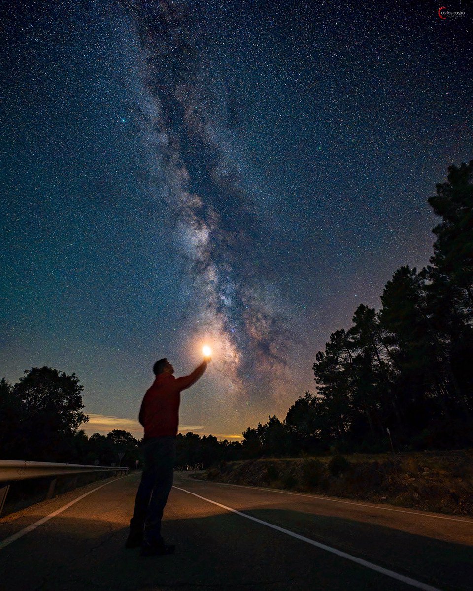 Vía Láctea sobre una carretera al sur de Puebla de Sanabria (Zamora).