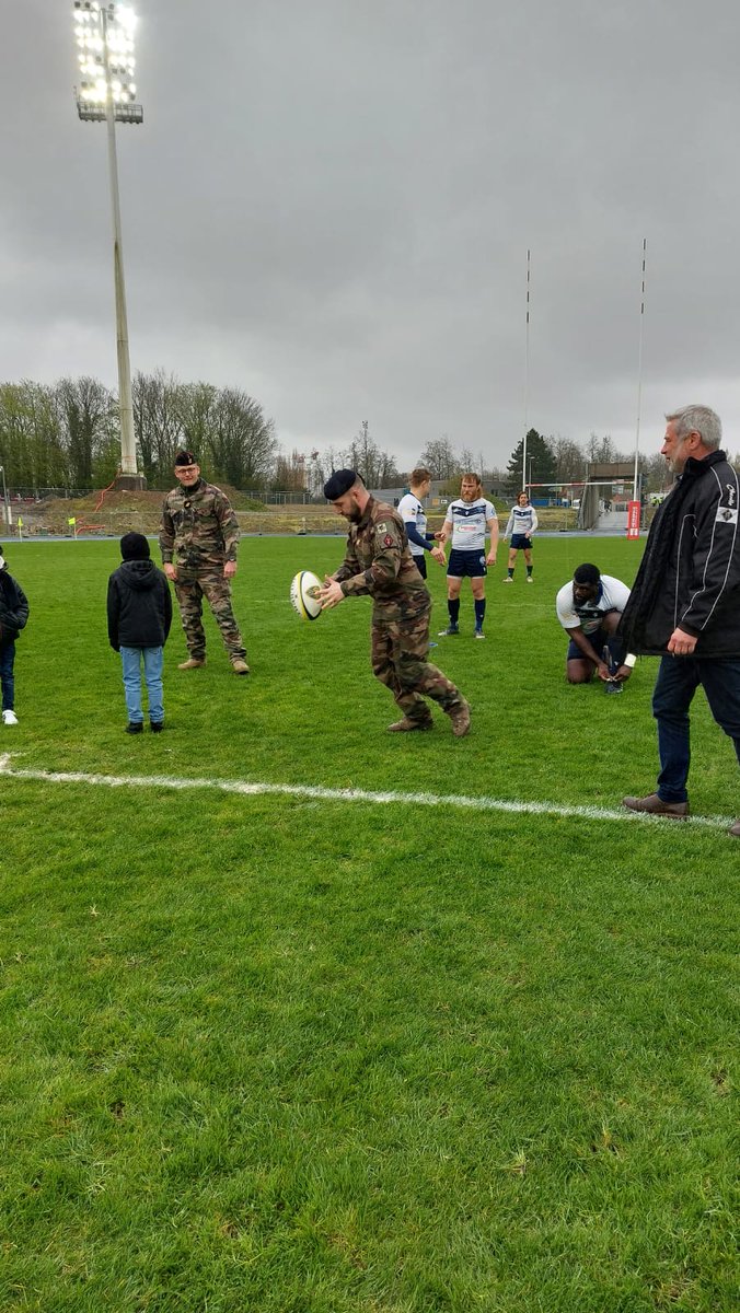 CommandementFOT's tweet image. #AvecNosBlessés
Le GBR MIZON accompagné de deux blessés de l'@armeedeterre, a donné le coup d'envoi du match entre l'OMR et le CS Beaune. Plusieurs actions ont eu également lieu afin de récolter des dons en faveur de @TerreFraternite
#ArméeEnNord #ComFT @armeeszne @armeeszonenord