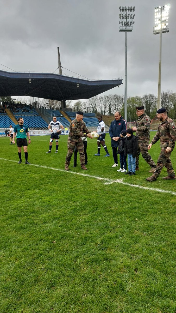 CommandementFOT's tweet image. #AvecNosBlessés
Le GBR MIZON accompagné de deux blessés de l'@armeedeterre, a donné le coup d'envoi du match entre l'OMR et le CS Beaune. Plusieurs actions ont eu également lieu afin de récolter des dons en faveur de @TerreFraternite
#ArméeEnNord #ComFT @armeeszne @armeeszonenord