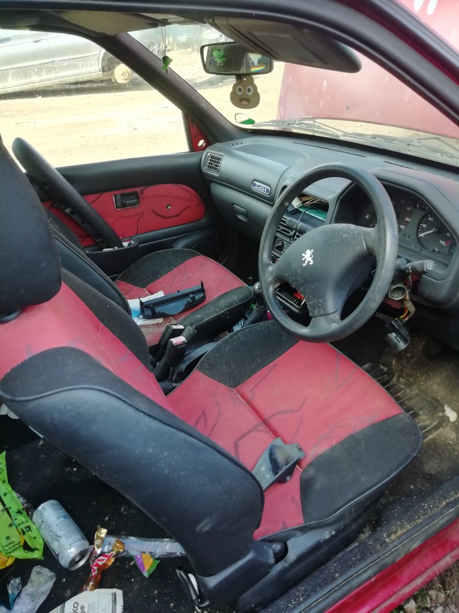 Getting rarer and rarer. #peugeot #peugeot106
(mine's still going strong though)