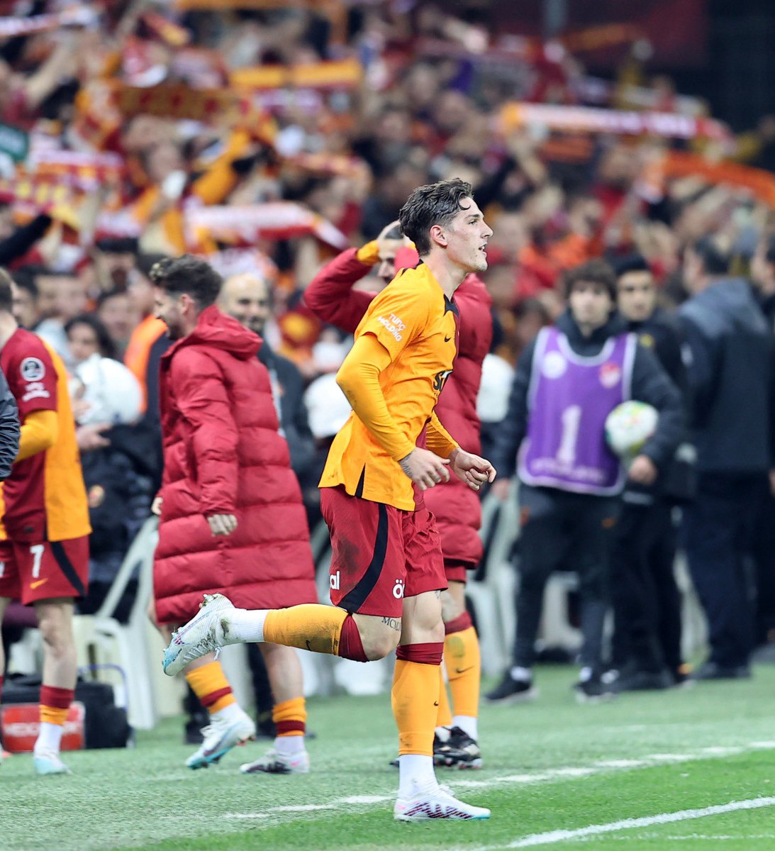 |￣￣￣￣￣￣￣￣￣￣￣￣￣￣￣￣￣|
                           𝐙𝐚𝐧𝐢𝐨𝐥𝐨! 💛❤️
|＿＿＿＿＿＿＿＿＿＿＿＿＿＿＿＿＿|
                    \ (•‿•) /
                      \      /
                       ——
                        |     |
                        |_   |_