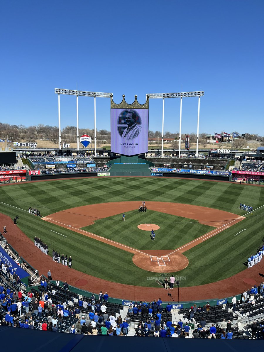DoHyoung Park on Twitter "Really nice gesture by the Royals, holding