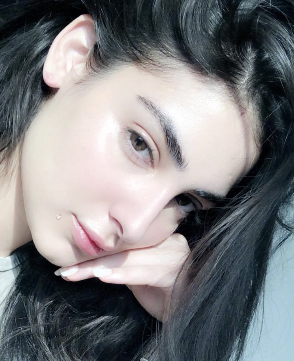 Emma161_'s tweet photo. بنات مين جربته السليبنق ماسك اللي تمدحه زينب العلوان ! انا طلبته وقلت بستخدمه قبل العيد بس شفت بنات كثير يقولون يطلع الحبوب للبشره بعدين يصفيها ! اخاف يجي العيد وبشرتي منهاره 🙂 https://t.co/nFYSKKnVKl
