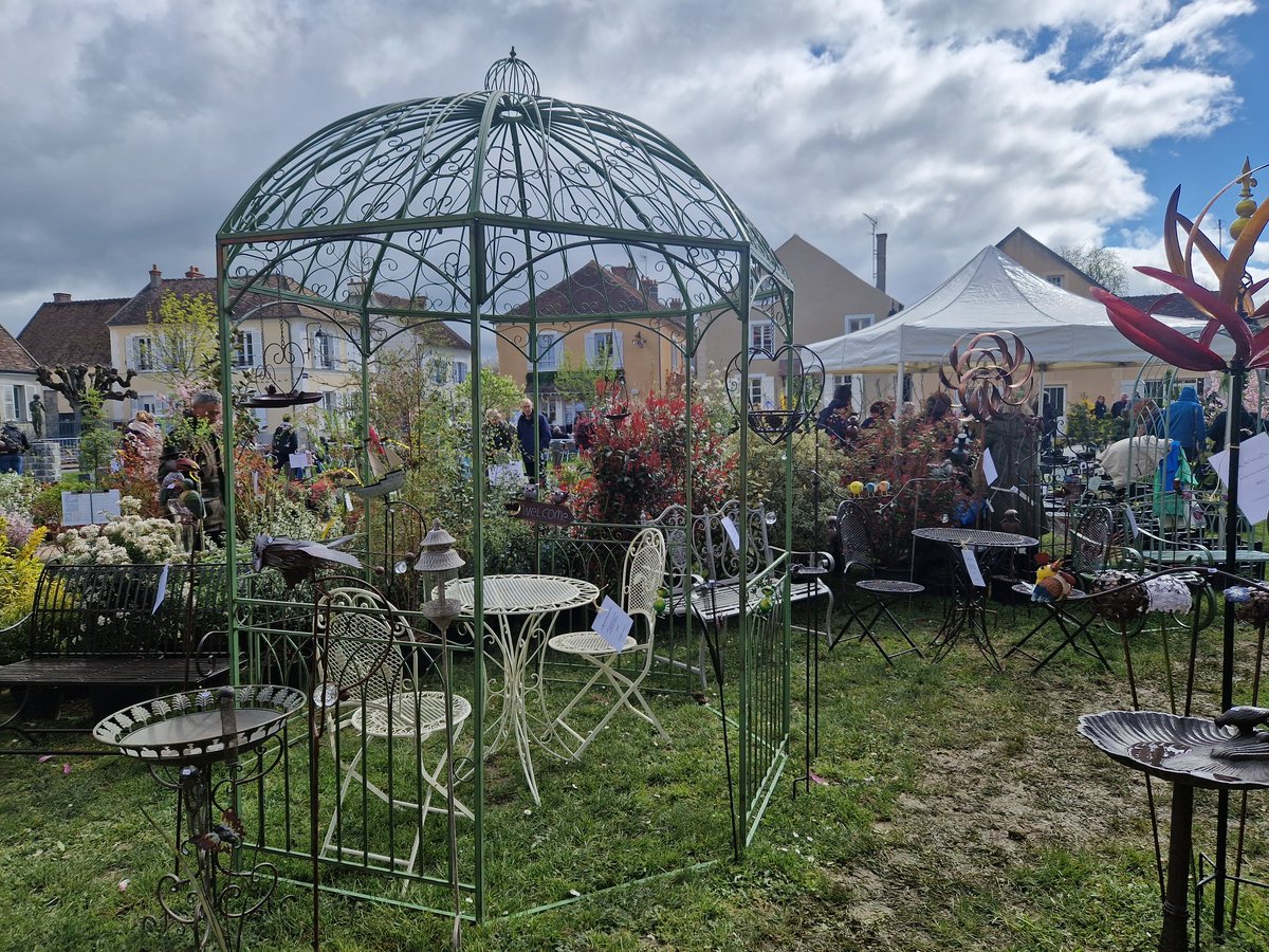 crazyradio6's tweet photo. Journées des Plantes et Art du Jardin : Coup d'envoi ! 💚

Horticulteurs, pépiniéristes et producteurs... Ce week-end, une centaine d'exposants installent leurs merveilles au Château de Blandy-les-Tours 🌿

C'est jusqu'à demain ! Dépêchez-vous... La visite vaut le détour ! ✨️ https://t.co/n2Cvbb1mWU