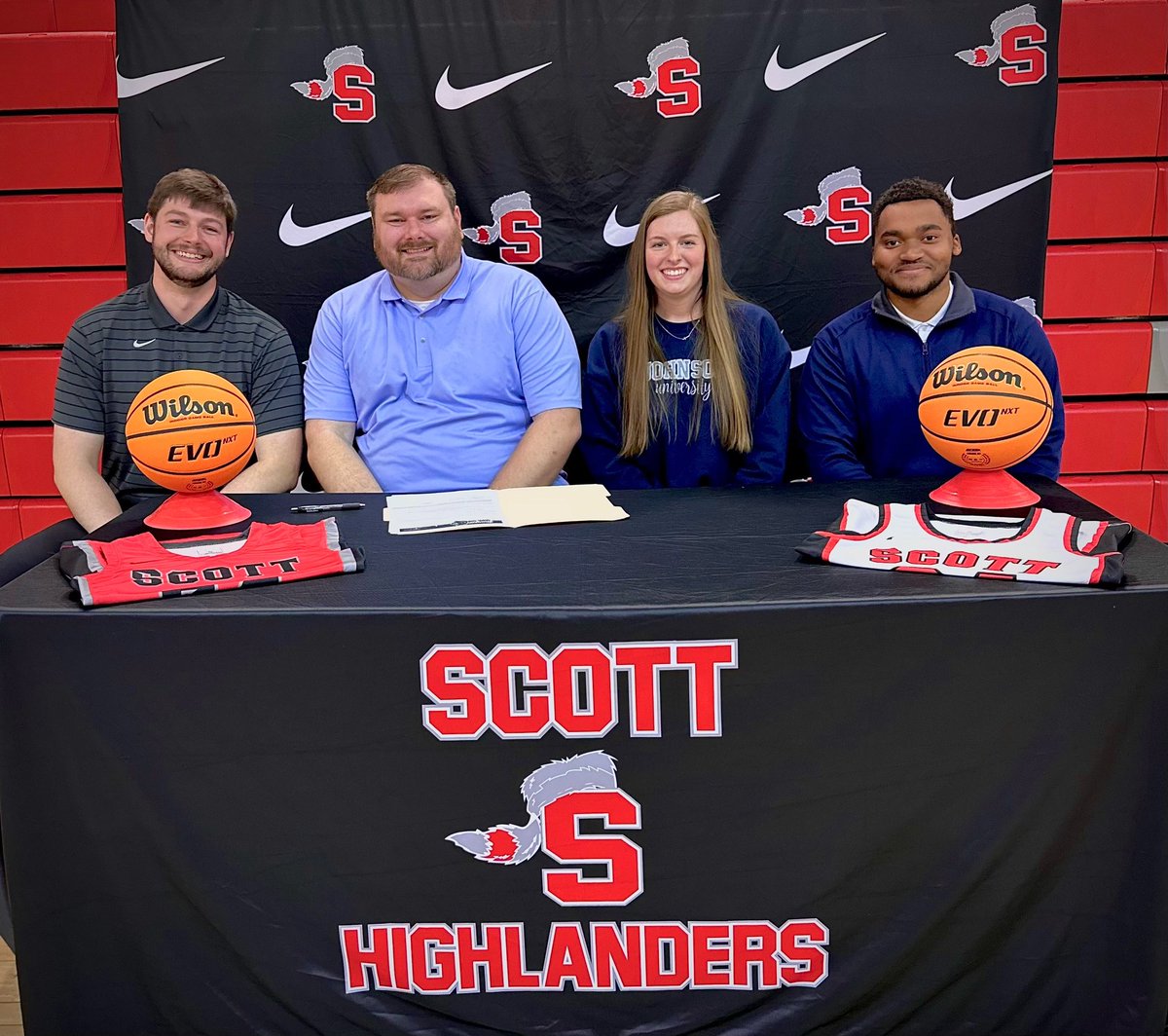 JUTNWBB's tweet photo. Got ink to the paper with new #23Signee @Annalyne_Wood !! #ItsARoyalStateOfMind #FamilyOn3 #LadyRoyals https://t.co/sdv7Lnb9yT