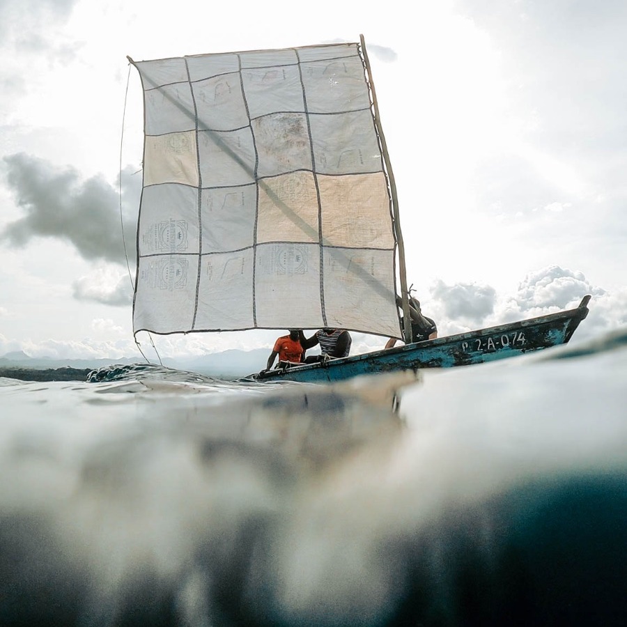 ProjectNgandu's tweet photo. Sailing with local fishermen with nothing more than wood and sewn rice bags. #SaoTomeandPrincipe #NGANDUproject 📸@Vasco_Pissarra https://t.co/UyK8iohti8