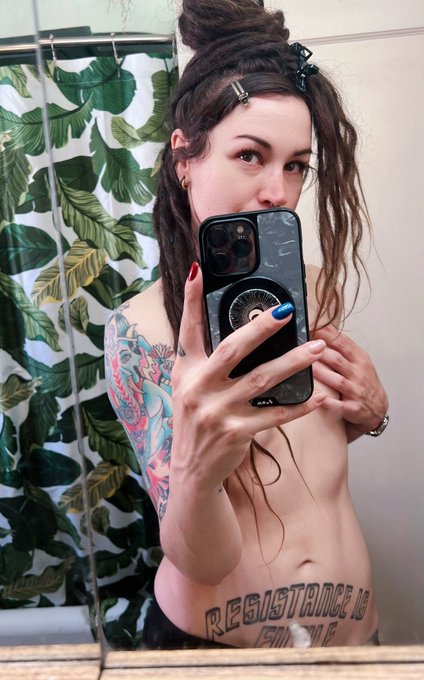Hair maintenance today. It&rsquo;s so long, it makes for a real upper body workout. 🧖🏻&zwj;♀️💪🏻 https://t.co/6<a href="/tag/nofilter"class="tags"><span>#nofilter</span></a>