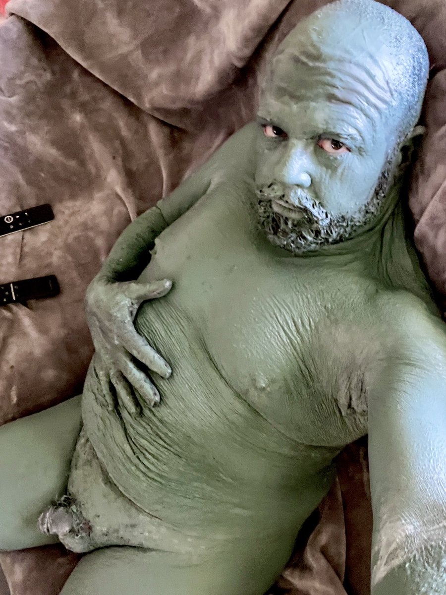 CoatedHuman's tweet photo. Great day for a thick and complete coat of liquid rubber and acrylic paint. I spray painted on top of it and it feels like stiff leather. Soles to scalp- Mmmm! #coatedhuman #rubberskin #rubberbodypaint #gaybodypaint #queerartist #coatedqueer https://t.co/yuD2cxWhkx