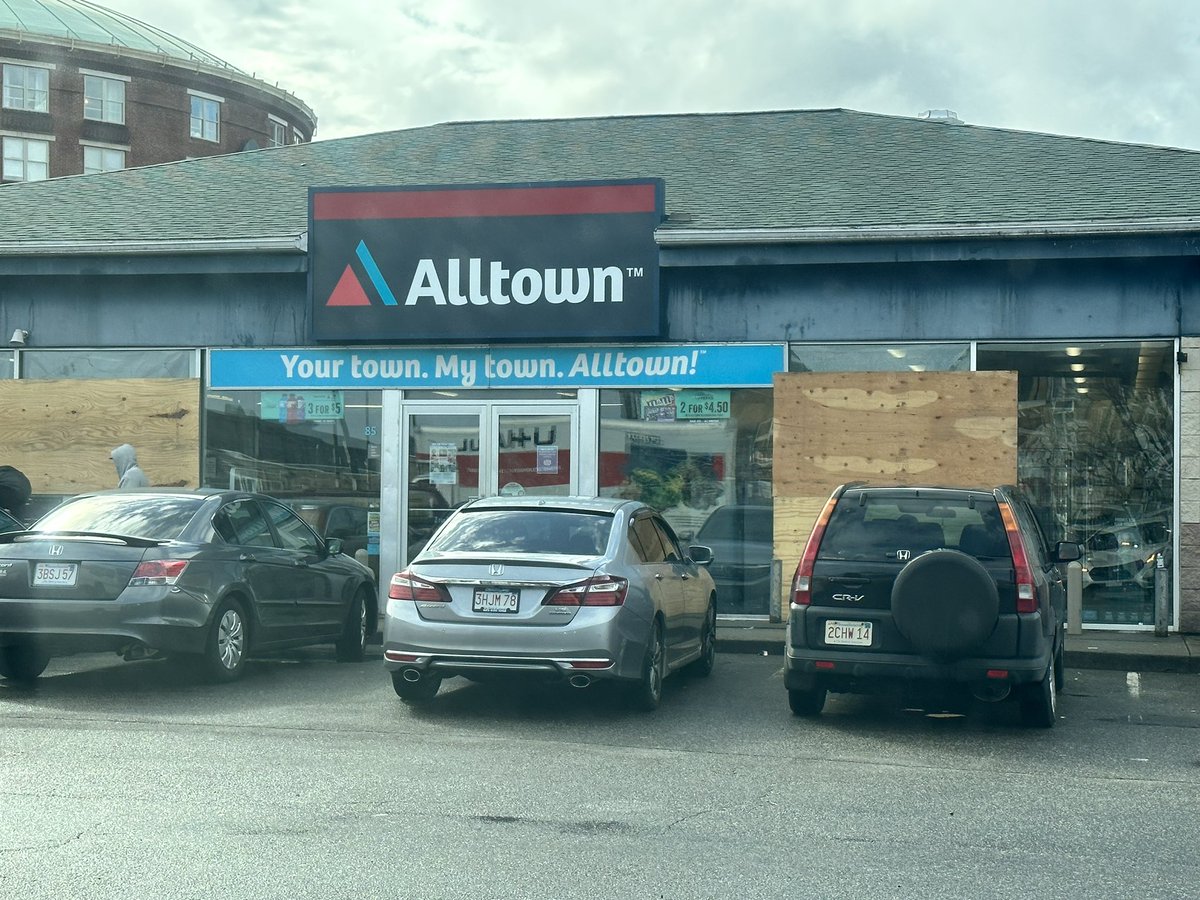 seroxbury's tweet image. When businesses have no help from the @CityOfBoston , the million dollar non-profits and providers in this location , this is what happens ! #makeitmakesense #seroxbury