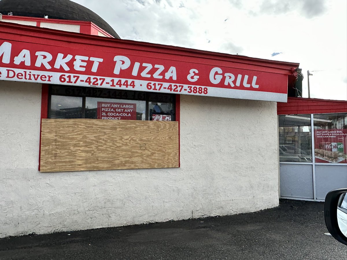 seroxbury's tweet image. When businesses have no help from the @CityOfBoston , the million dollar non-profits and providers in this location , this is what happens ! #makeitmakesense #seroxbury