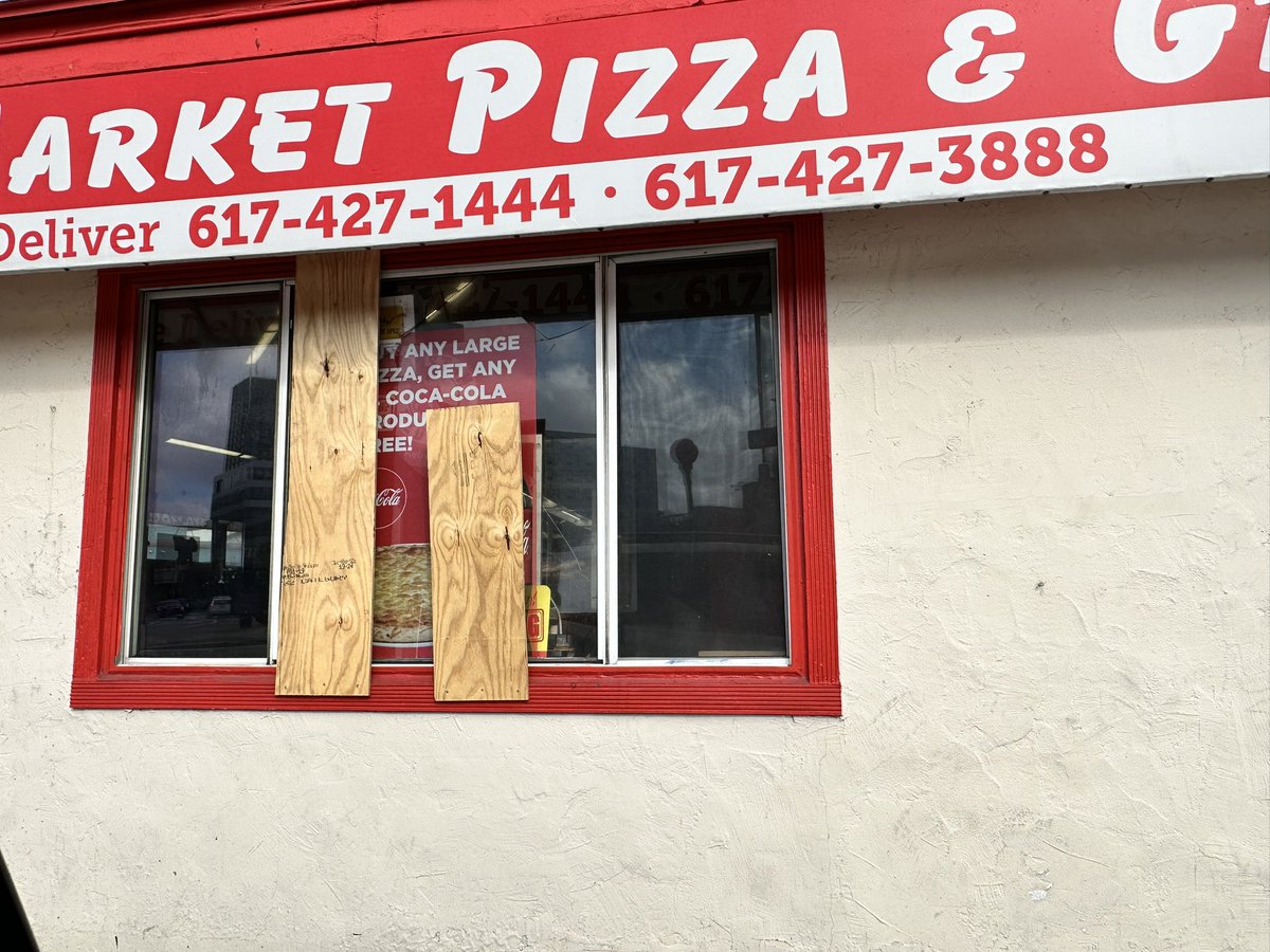 seroxbury's tweet image. When businesses have no help from the @CityOfBoston , the million dollar non-profits and providers in this location , this is what happens ! #makeitmakesense #seroxbury