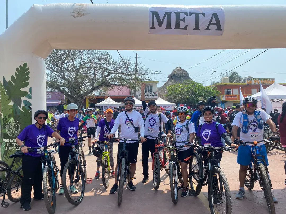 WalMtzOlvera's tweet photo. Una vez más… ¡Nos fuimos a rodar! 🚴♀️
🙋🏻♀️Haciendo segunda a nuestro gobernador @CuitlahuacGJ, el equipo de @PROGOB_Veracruz se subió a las bicis para sumarse a la #RodadaFamiliar desde📍Zempoala hasta Chachalacas y hasta una bici, un miembro del equipo se ganó🤩 ¿Cómo ven? 🙌🏻 https://t.co/J2meuJXzfE