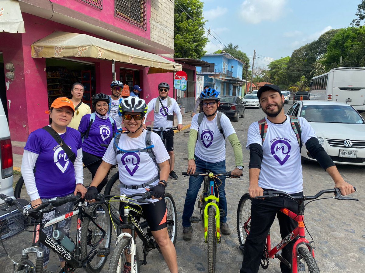 WalMtzOlvera's tweet photo. Una vez más… ¡Nos fuimos a rodar! 🚴♀️
🙋🏻♀️Haciendo segunda a nuestro gobernador @CuitlahuacGJ, el equipo de @PROGOB_Veracruz se subió a las bicis para sumarse a la #RodadaFamiliar desde📍Zempoala hasta Chachalacas y hasta una bici, un miembro del equipo se ganó🤩 ¿Cómo ven? 🙌🏻 https://t.co/J2meuJXzfE