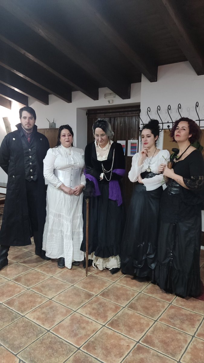 Se huele, se siente, Raven esta presente. En breve empezamos los vivos y <a href="/danielpespinosa/">Daniel P. Espinosa</a> nos ha traído la adaptación de Raven de <a href="/Shadowlandsed/">Shadowlands</a> a rol en vivo: Lenore 😍😍