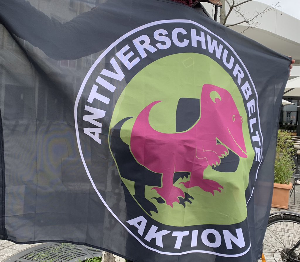thenmakeachange's tweet photo. Bild des Tages vom kreativen #Gegenprotest 💥zur verschwörungsideologischen #Putinpropaganda-#FakeNews-Demo der #Querdenker-#Querfront. 

Antiverschwurbelte Aktion ❤️‍🔥
#fr0104 #Freiburg https://t.co/8wltDN4UIT
