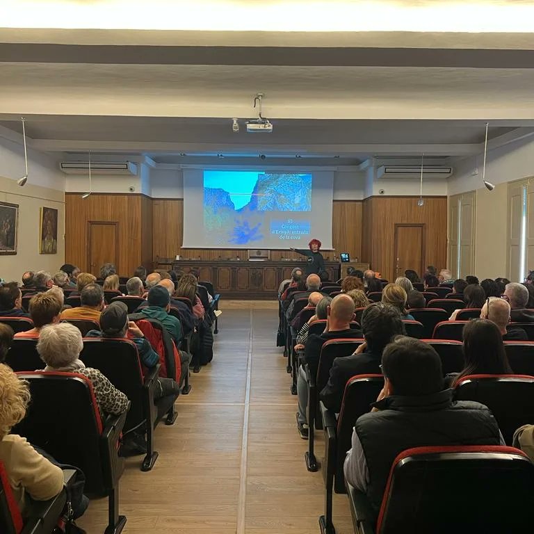 La D Arilla ha intervingut en una xerrada x posar-nos al dia dels avenços de la recerca a la Cova de Llenes. La gran assistència demostra l'interès que suscita aquest tema. Malauradament, però, ens ha informat de la paralització dels treballs per motius aliens als seus desitjos.