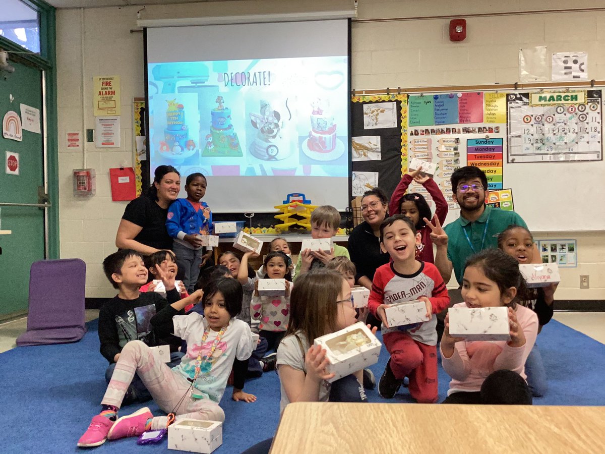 mr_marcella95's tweet photo. For #communityhelper month we had a baker come and teach us how to decorate cupcakes 🧁😋 @hanover_sc @PeelSchools https://t.co/FgYWWaAWeb