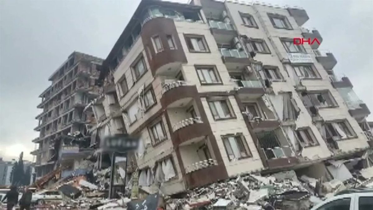 6 ŞUBAT DEPREMLERİNDE EN AĞIR KAYIPLAR HATAY'DA VERİLDİ. ÇÜNKÜ BU DEPREMLERİ OLUŞTURAN FAYLAR -DİĞER İLLERİN AKSİNE- HATAY'DA TAM İL MERKEZİ ANTAKYA'IN ALTINDAN GEÇİYOR. BU ANLAMDA HATAY ÖZEL OLARAK ELE ALINMALI VE PLANLANMALIDIR <a href="/csbgovtr/">T.C. Çevre, Şehircilik ve İklim Dğş. Bakanlığı</a>, <a href="/HatayBSB/">Hatay Büyükşehir Belediyesi</a>