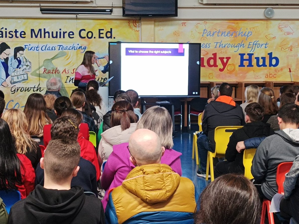 colmhuirecoed's tweet photo. @colmhuirecoed Career Guidance teacher Ms Hickey informing First Year parents/guardians on the different Junior Cycle subject options post tasters earlier this week. Principal Mr Quinn also addressed the attendees #cmcoagobair  #subjectoptions #juniorcycle #etbethos @TipperaryETB https://t.co/lPBKfFTBAQ
