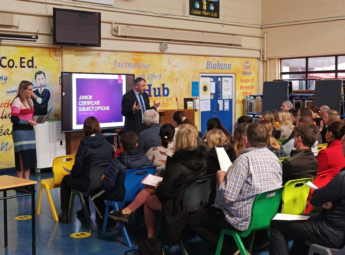 colmhuirecoed's tweet photo. @colmhuirecoed Career Guidance teacher Ms Hickey informing First Year parents/guardians on the different Junior Cycle subject options post tasters earlier this week. Principal Mr Quinn also addressed the attendees #cmcoagobair  #subjectoptions #juniorcycle #etbethos @TipperaryETB https://t.co/lPBKfFTBAQ