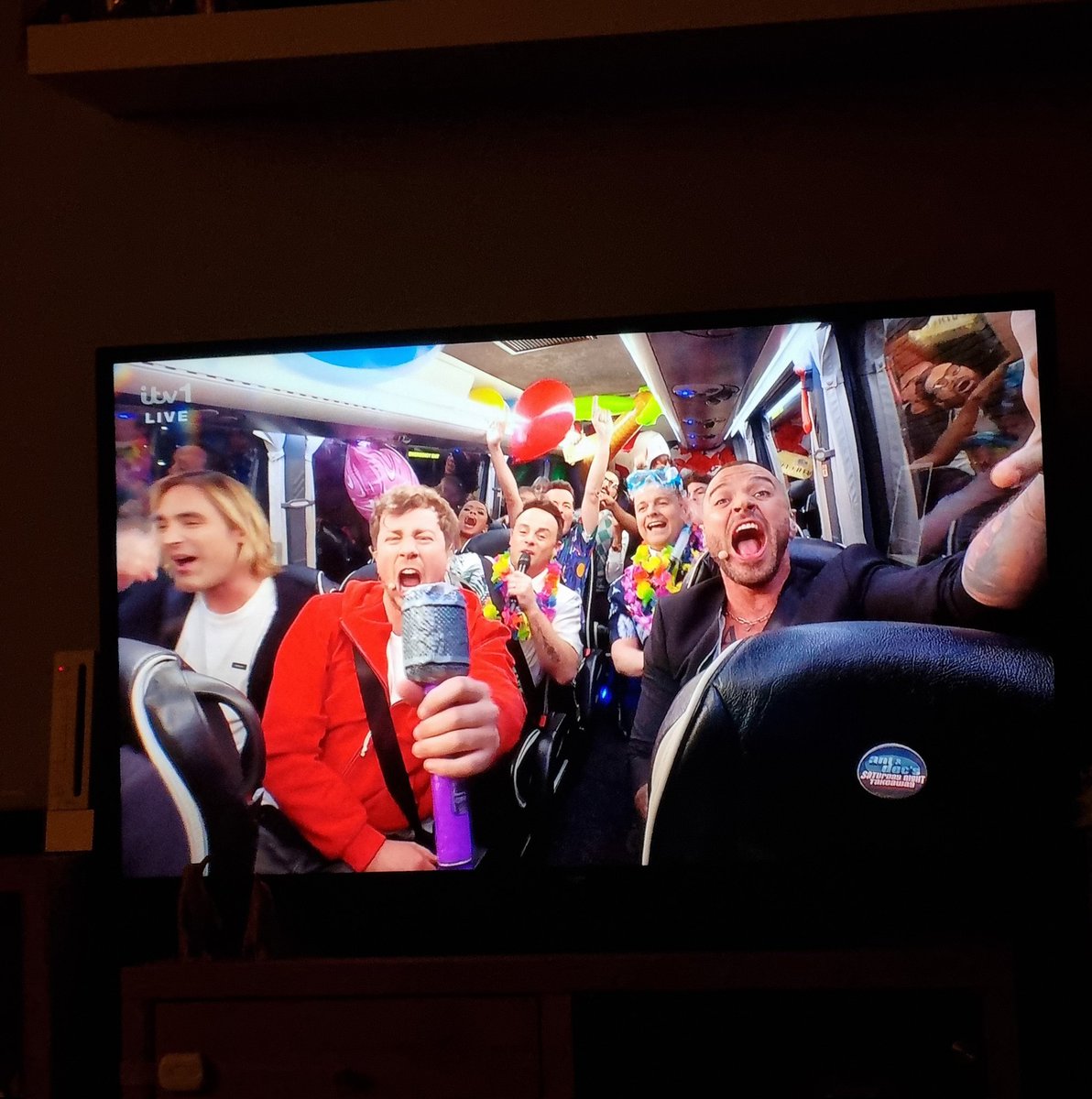 Miss_Maynard8's tweet photo. When you have to watch @Busted performance on @itvtakeaway twice because your just so exciting to be seeing them in September 🎵🎙😁 #Buzzing @CharlieSimpson @mattjwillis @JamesBourne @antanddec https://t.co/r1gZ0KRA1f