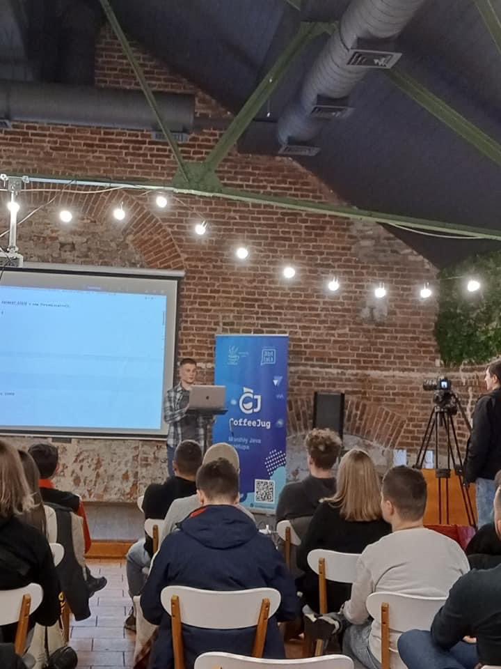 JappwareCompany's tweet photo. @CoffeeJug  with @OMilleR_98 - a new Java Rockstar is rising 💫

#team #java #meetup https://t.co/ERCuAN15wZ