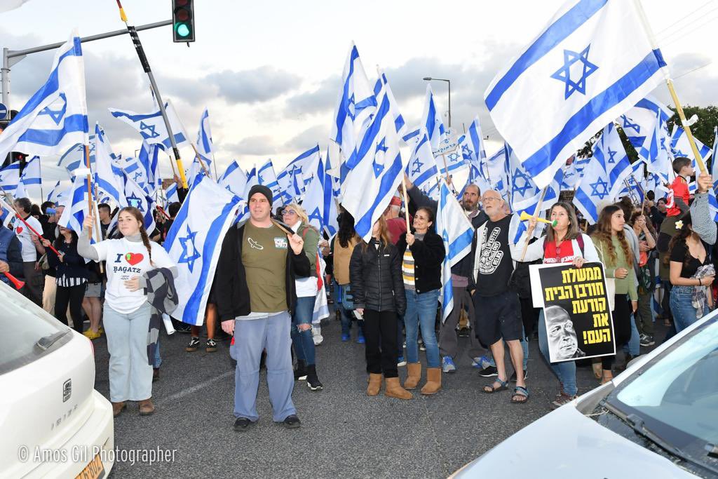 הערב בהפגנה בכרכור. אוירה מחשמלת, אנרגיות מטורפות, קהל נהדר.. הצומת נחסמה והנהגים גילו אורך רוח ונסעו לאט ובהתחשבות .. פשוט ערב של גאווה
