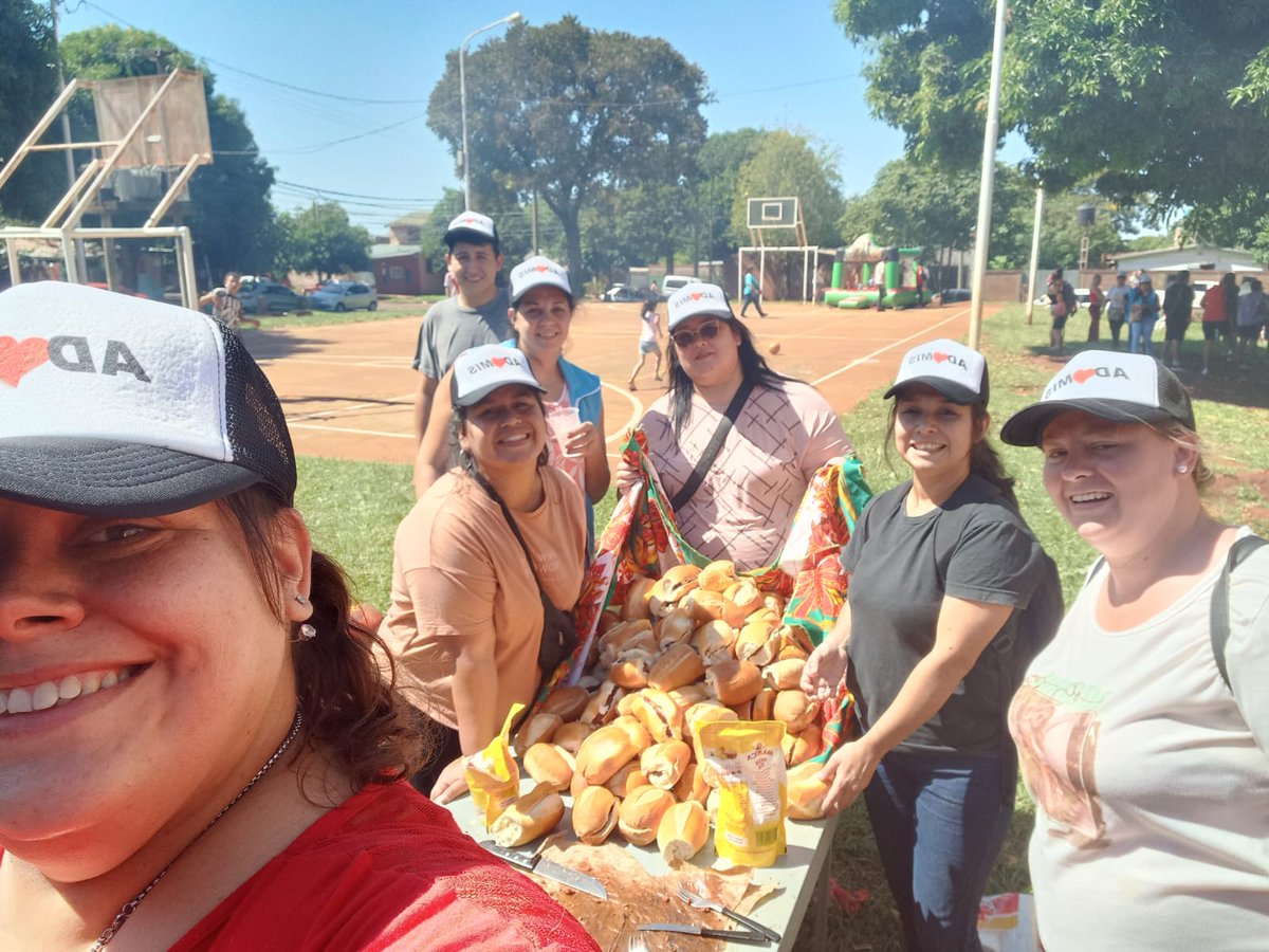 El Secretario Gral de <a href="/udpm_misiones/">UDPM</a> <a href="/grillo141/">Ruben Dario</a> junto a la candidata a Intendente por Posadas <a href="/SoledadBalan/">Sole Balán</a> estuvimos en el B°Yohasa compartiendo una hermosa jornada de Juegos, música, premios, choripanes con la gurisada sus padres. Gracias a Roque y Rafael por recibimiento.