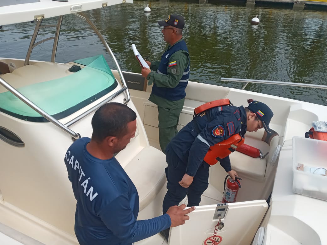inea_venezuela's tweet photo. #1Abr #SemanaSantaSeguraINEA2023

A esta hora el personal de la @capitaniamcbo continúa trabajando en  equipo con @Guardacostas verificando el uso del chaleco salvavidas por parte de usuarios de embarcaciones deportivas. 

#ComprometidosConlaVenezuelaAzul https://t.co/ByXOzMAtWw