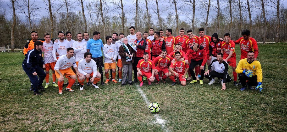 juzbadoayto's tweet photo. La nonagenaria poeta uruguaya #IdaVitale, premio #Cervantes 2018, realiza el saque de honor del partido de fútbol entre el #Juzbado F.C. y #Barbadillo de la liga Fútbol 11, recibiendo el aplauso y cariño unánime de jugadores, afición y vecinos de Juzbado...
#Juzbado2023 https://t.co/WWmkeHH2Bk