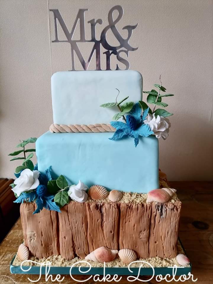 AlisonBushell's tweet photo. #weddingcake #beachwedding #sugarcraftclasses https://t.co/kkRmV7L6bT