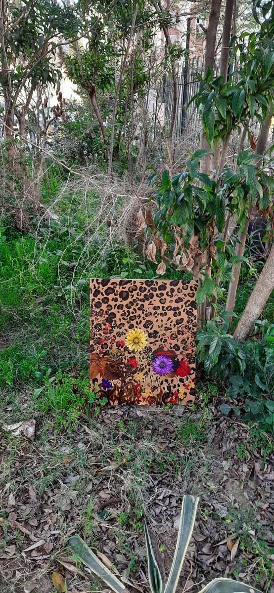 Flowers fond tigre 🐅 
De peinture acrylique sur toile 
Dimensions : 60/50 cm

#workart #acrylicpainting #acryliconcanvas #peinture #peinturesurtoile #ayacheissart #acrylicart #artwork #alger #algeria #africa