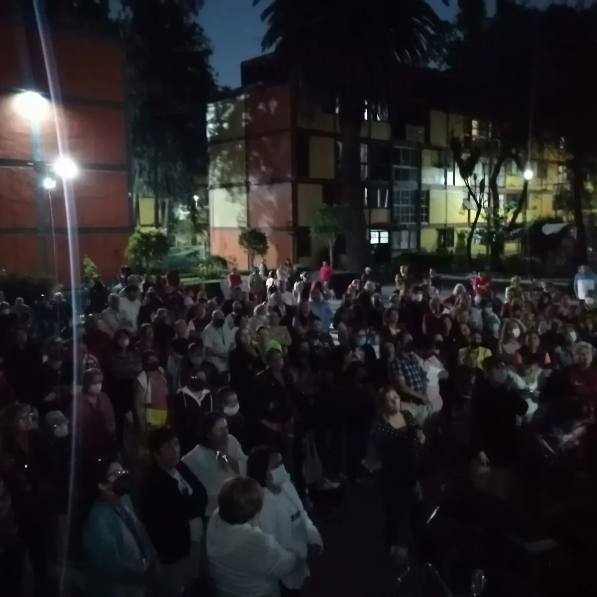 PROSOCVC's tweet photo. Se realizó asamblea con los vecinos de Kennedy seccion C para dar solución a la limpieza de la cisterna asi como el mantenimiento en el área de bombas. 

Porque en Procuraduría Social de la CDMX tenemos el compromiso de atender las necesidades de nuestros vecinos.

@ProsocCDMX https://t.co/AQEK24cIq3