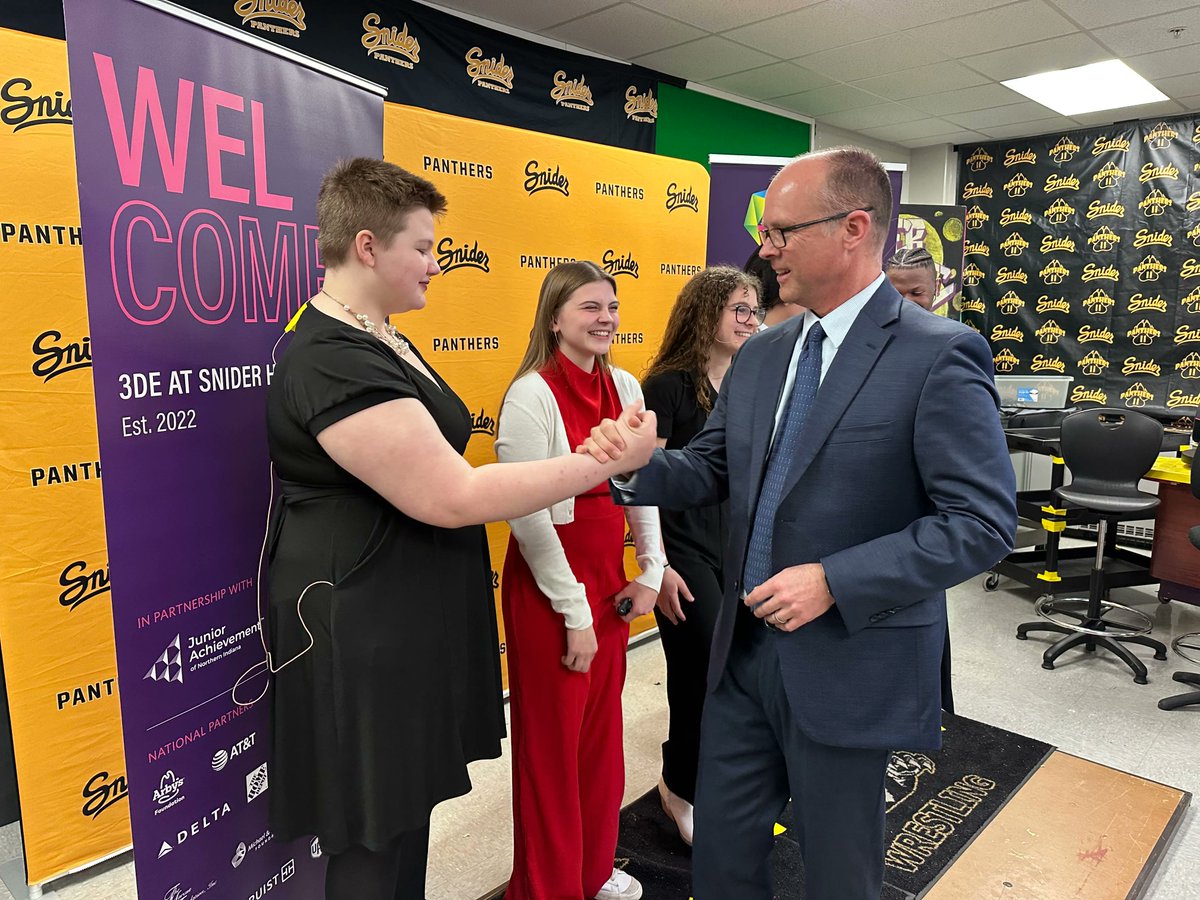 FWCommSchools's tweet photo. This weeks #SaturdaySuperstar is Team Curly Fry of Snider High School. The team consists of 5 freshman, Justin Hein, Izzy Homan, Caine Huckeriede, Brenna Spuller and Darion Thomas. They placed in the top 4 in the National #3DE Case Challenge on Thursday. #GreatJob #Snider https://t.co/mCNJztJjrp