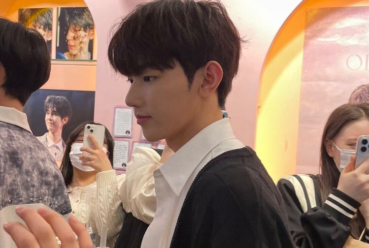 zbann1e's tweet photo. haobin english au —✰ 

haobin au wherein hao is a famous k-idol while his not-yet-official-boyfriend hanbin is just a normal university student. would their situationship develop into something fruitful despite their contrasting busy scheds? https://t.co/JJcvLivycG