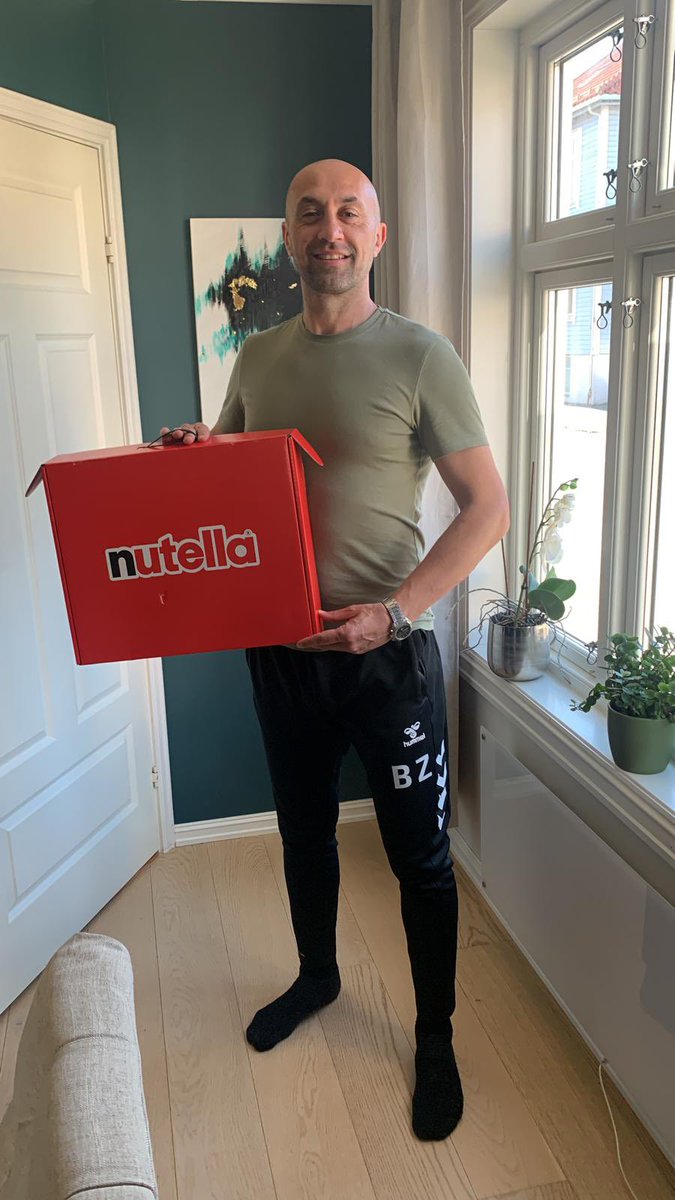 Barna skriker bc Papa have sturste påskeegg 😅 I say if you know skuddfinte , you get en stor Nutella for gave 🔥🙌